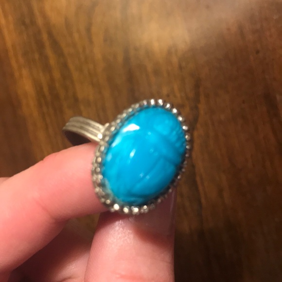 Broche Vintage Ovale – Tons Argent, Fausse Turquoise, Fond Filigrane
